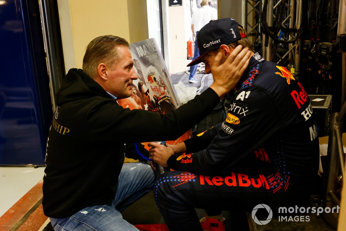 Чемпион мира Макс Ферстаппен, Red Bull Racing, и его отец Йос после финиша гонки