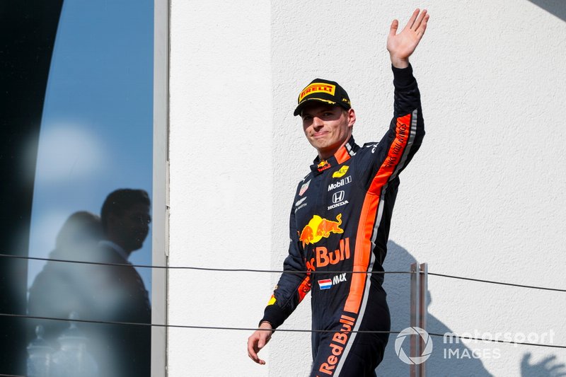 Max Verstappen, Red Bull Racing, deuxième, arrive sur le podium
