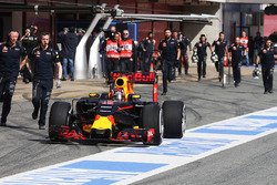 Daniil Kvyat, Red Bull Racing RB12 stops in the pit lane