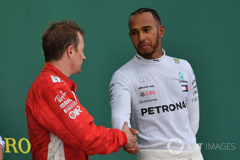 Кімі Райкконен, Ferrari, та Льюіс Хемілтон, Mercedes-AMG F1, святкують на подіумі