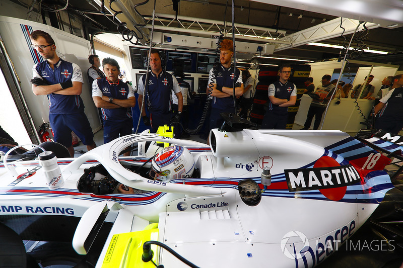 Mecánicos de Williams atienden el coche de Lance Stroll en el box del equipo.