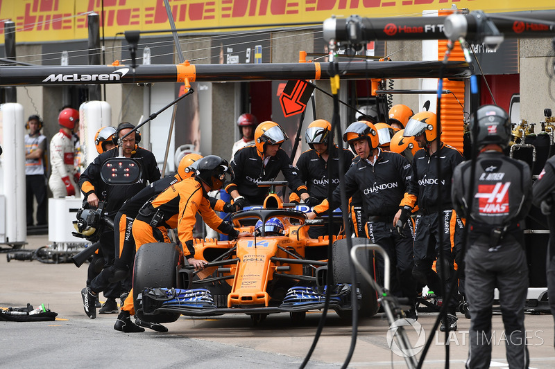 Fernando Alonso, McLaren MCL33, si ritira dalla gara