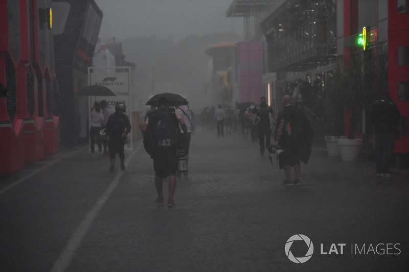 Regen in de paddock na de race