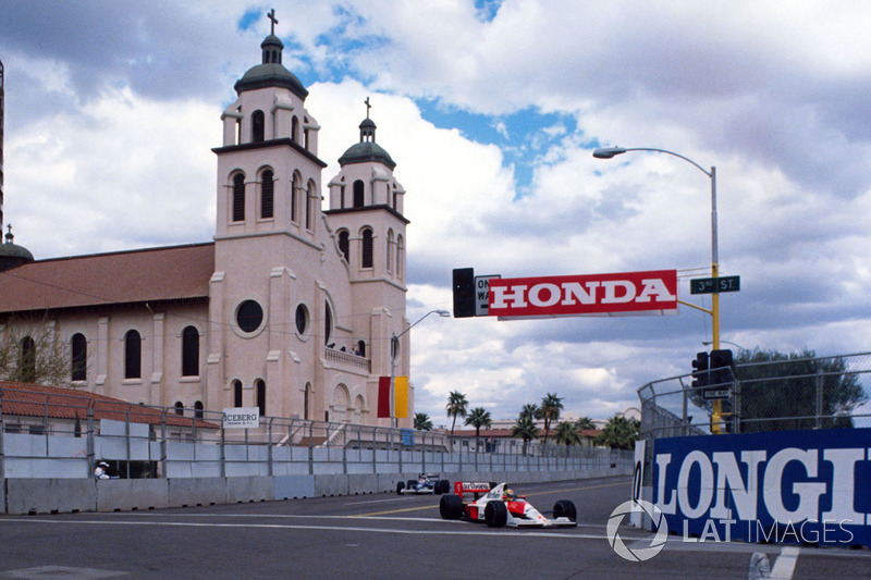 Айртон Сенна (Mclaren MP4/5B Honda) попереду Жана Алезі (Tyrrell 018 Ford)