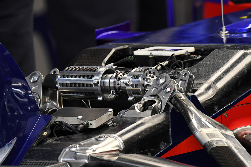 Передня підвіска Scuderia Toro Rosso STR13
