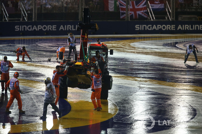 The car of Max Verstappen, Red Bull Racing RB13 is recovered by Marshals after crashing out at the start of the race