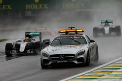 Lewis Hamilton, Mercedes AMG F1 W07 Hybrid aan de leiding achter de safety car