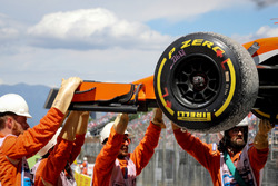 Marshals recover the car of race retiree Stoffel Vandoorne, McLaren MCL32