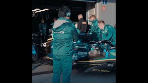 Fernando Alonso prueba el Aston Martin AMR22 en Jerez