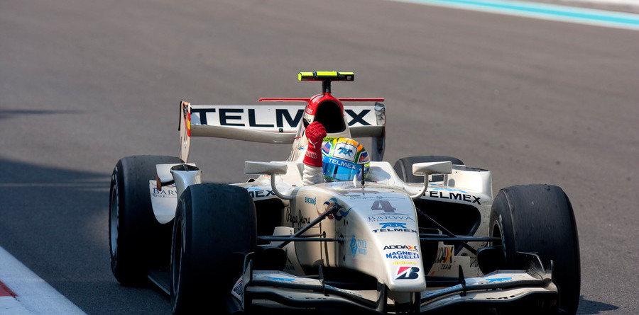 Perez dominates Abu Dhabi feature race Perez dominates Abu Dhabi feature race