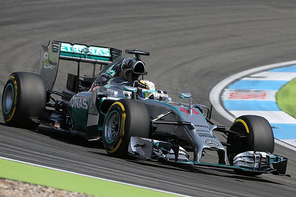 Hamilton outpaces Rosberg at the Hungaroring