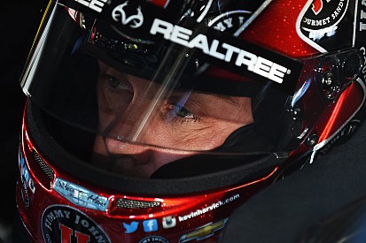 Harvick gana su primera pole en Phoenix