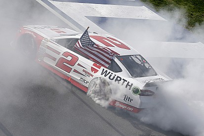 Keselowski se lleva la victoria en Fontana