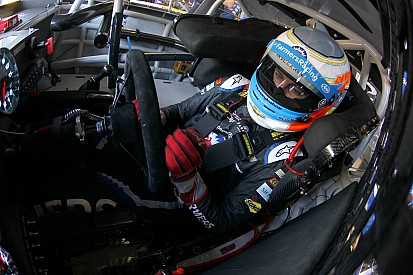 Kahne lidera el 1-2 de Hendrick en la práctica final