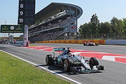 Hamilton golpeó en la P2 y Vettel fue segundo