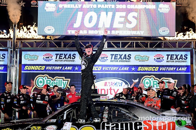 Erik Jones sigue impresionando, ahora en la Happy Hour
