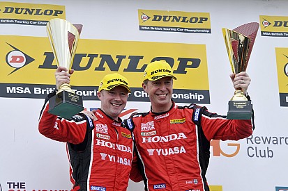 Shedden lidera el 1-2 de Honda en la carrera 1 de Thruxton