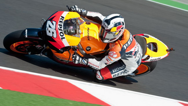 Pedrosa il più veloce, Melandri cade nel warm up