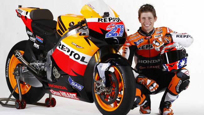 Ecco Stoner accanto alla Honda numero 27