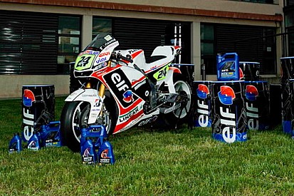 Toni Elias corre con i colori Elf a Le Mans