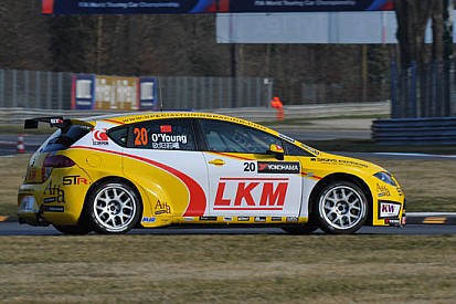 La Seat di O'Young in fiamme nel warm up