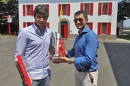 La Ferrari consegna a Gobbo il trofeo del Mugello