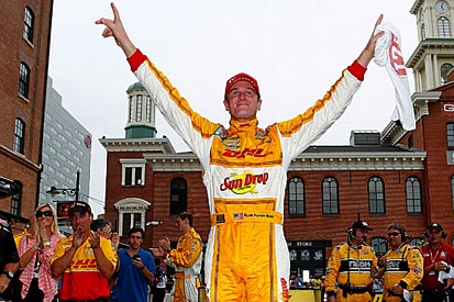 Ryan Hunter-Reay vince e porta la sfida all'ultima gara