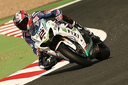 Leon Camier rinnova con la Crescent Suzuki