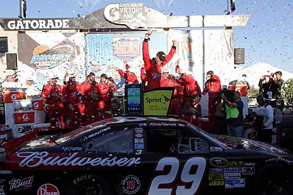 Harvick vince a Phoenix, Keselowski quasi campione