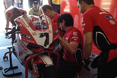 Entrambi a terra i piloti ufficiali Ducati