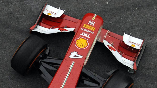 La Ferrari ha una nervatura ai lati del musetto
