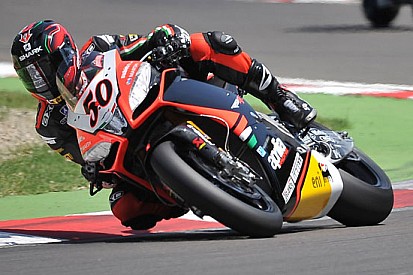 Doppio podio Aprilia, ma Guintoli perde la vetta