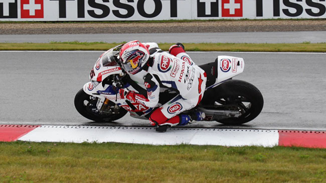 Rea domina gara 1 a Silverstone sull'asfalto umido