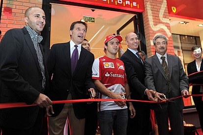 Felipe Massa apre il Ferrari Store a Kuwait City