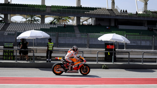 Sepang, Day1: Marquez mattatore, ma Rossi c'è!