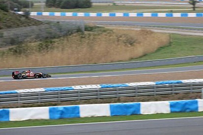 Ecco la prima foto della Lotus E22 ritratta in pista