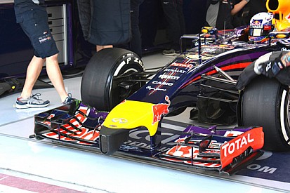 La Red Bull RB10 gira con l'ala davanti molto scarica