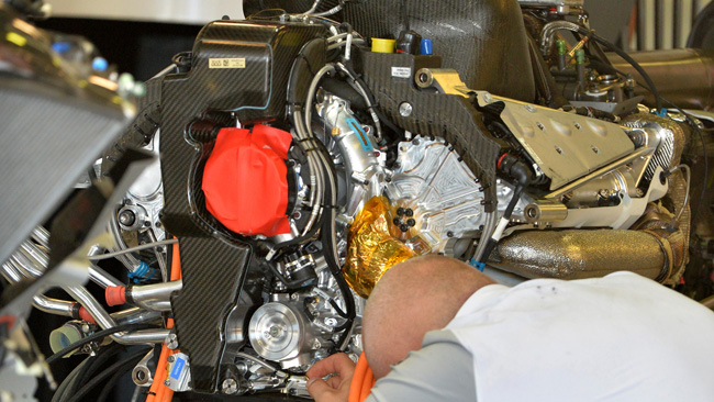 Sul V6 Turbo Mercedes tiranti di irrigidimento