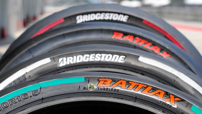 Gomme più dure sulla spalla destra ad Austin