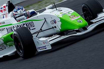 Dennis Olsen passa De Vries e vince Gara 1