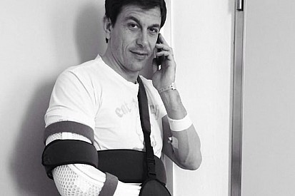 Toto Wolff cade in bicicletta e si procura diverse fratture