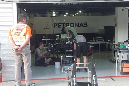 Mercedes: ecco il telaio di Hamilton in montaggio