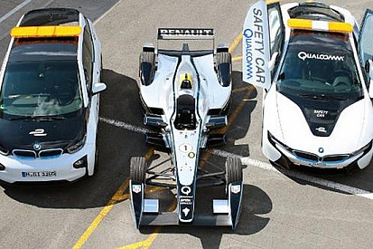 Sperimentata la ricarica wireless della Safety-Car