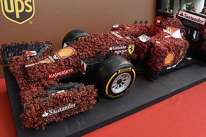A Singapore appare anche una Ferrari in... corteccia!