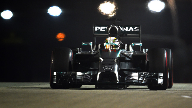 Hamilton in pole a Singapore per sette millesimi!
