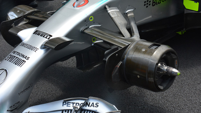 Mercedes: freni anteriori asimmetrici per Rosberg
