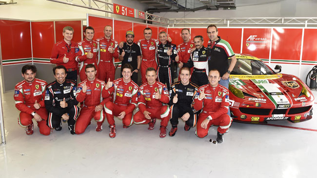 Fernando Alonso nei box della Ferrari a Sakhir