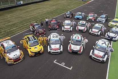 Foto di gruppo per auto e piloti 2015