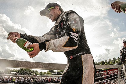 Newgarden festeggia la sua prima vittoria al Barber