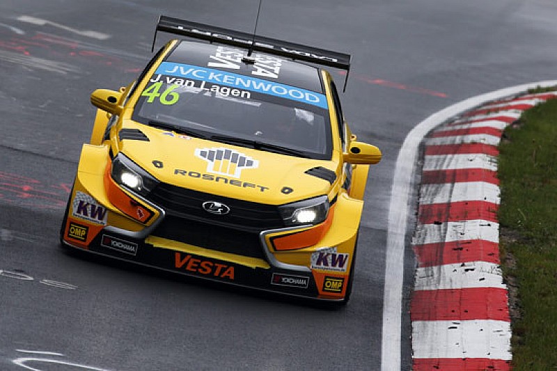Nordschleife, Libere 1: Le Lada volano sul bagnato